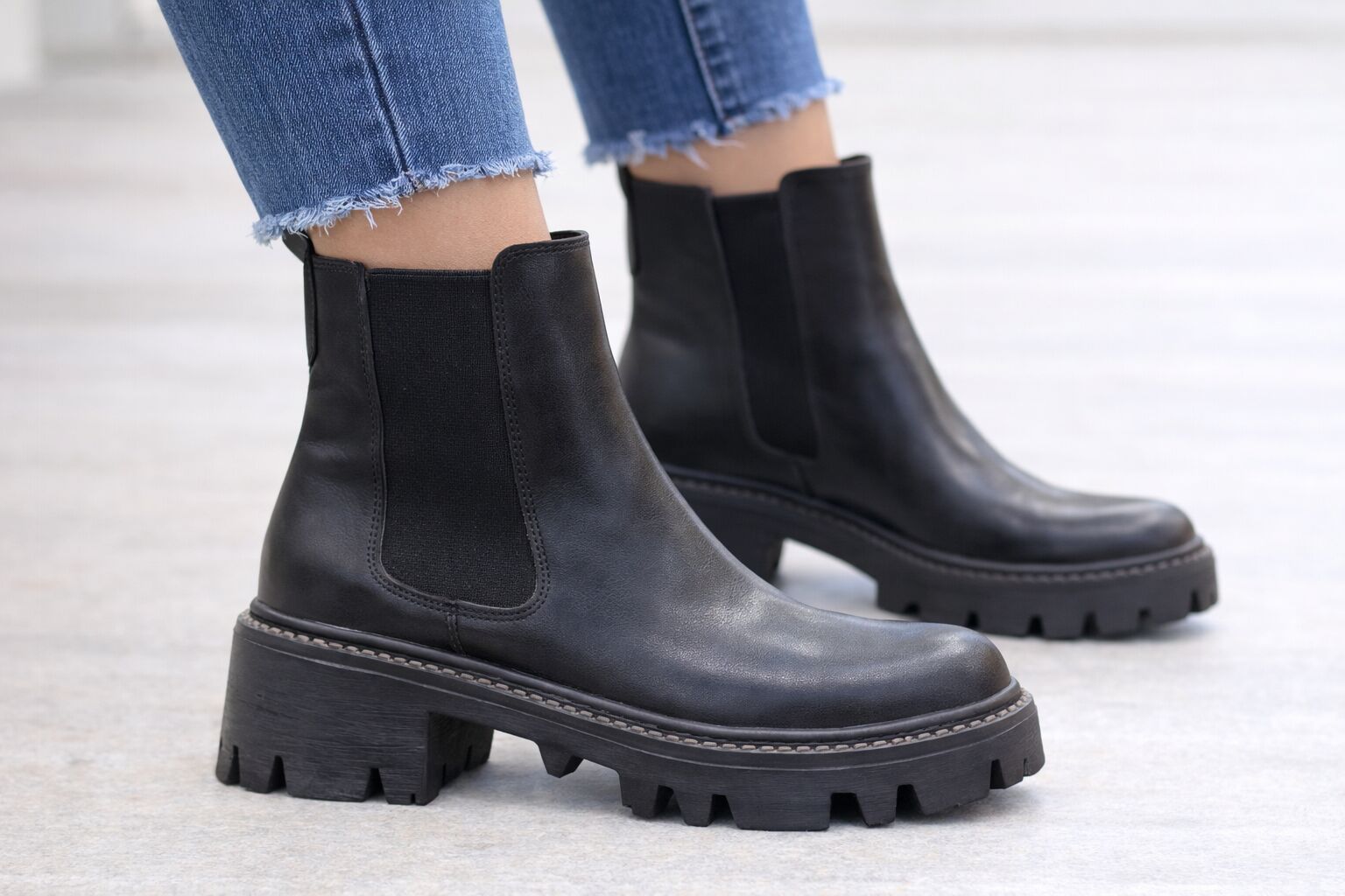 Kalın Taban Lastik Yanlı Kadın Chelsea Bilek Bot – Siyah