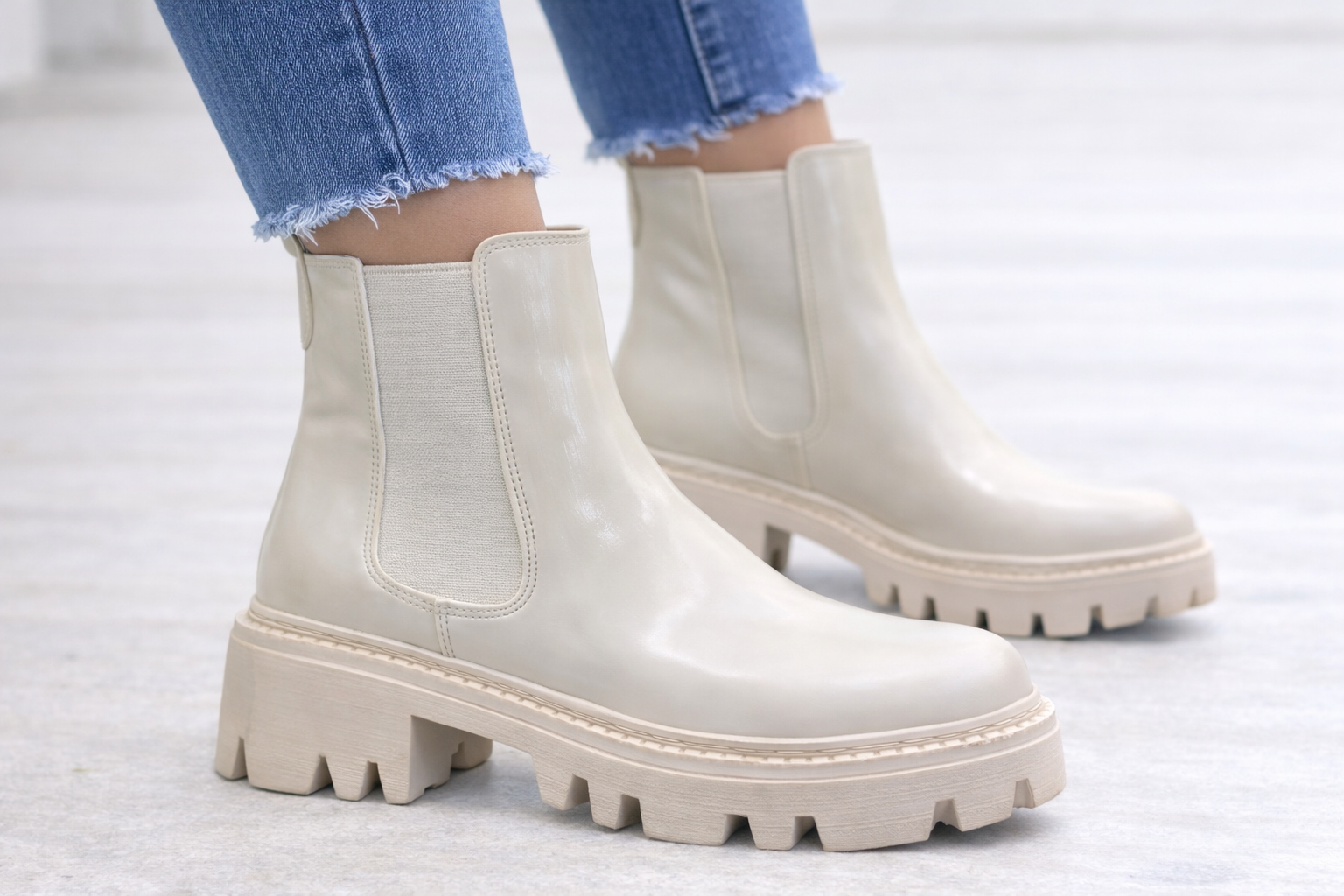 Kalın Taban Lastik Yanlı Kadın Chelsea Bilek Bot –Krem