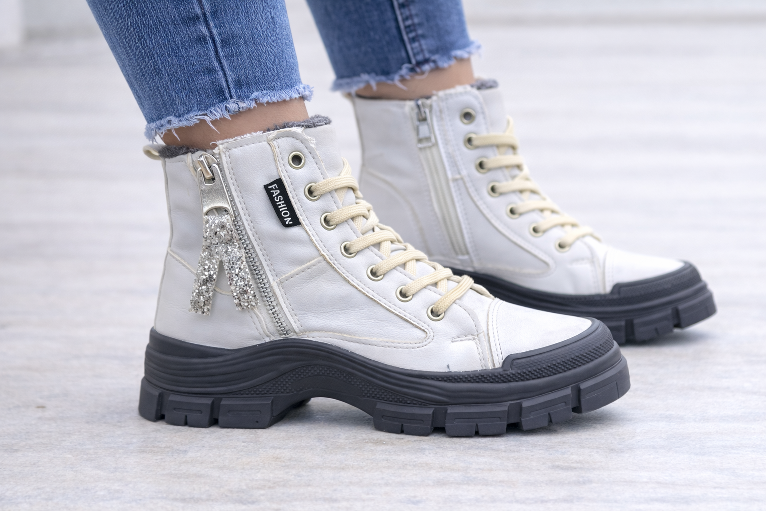 Bağcıklı Fermuarlı Kalın Taban Kadın Bilek Bot – Beyaz