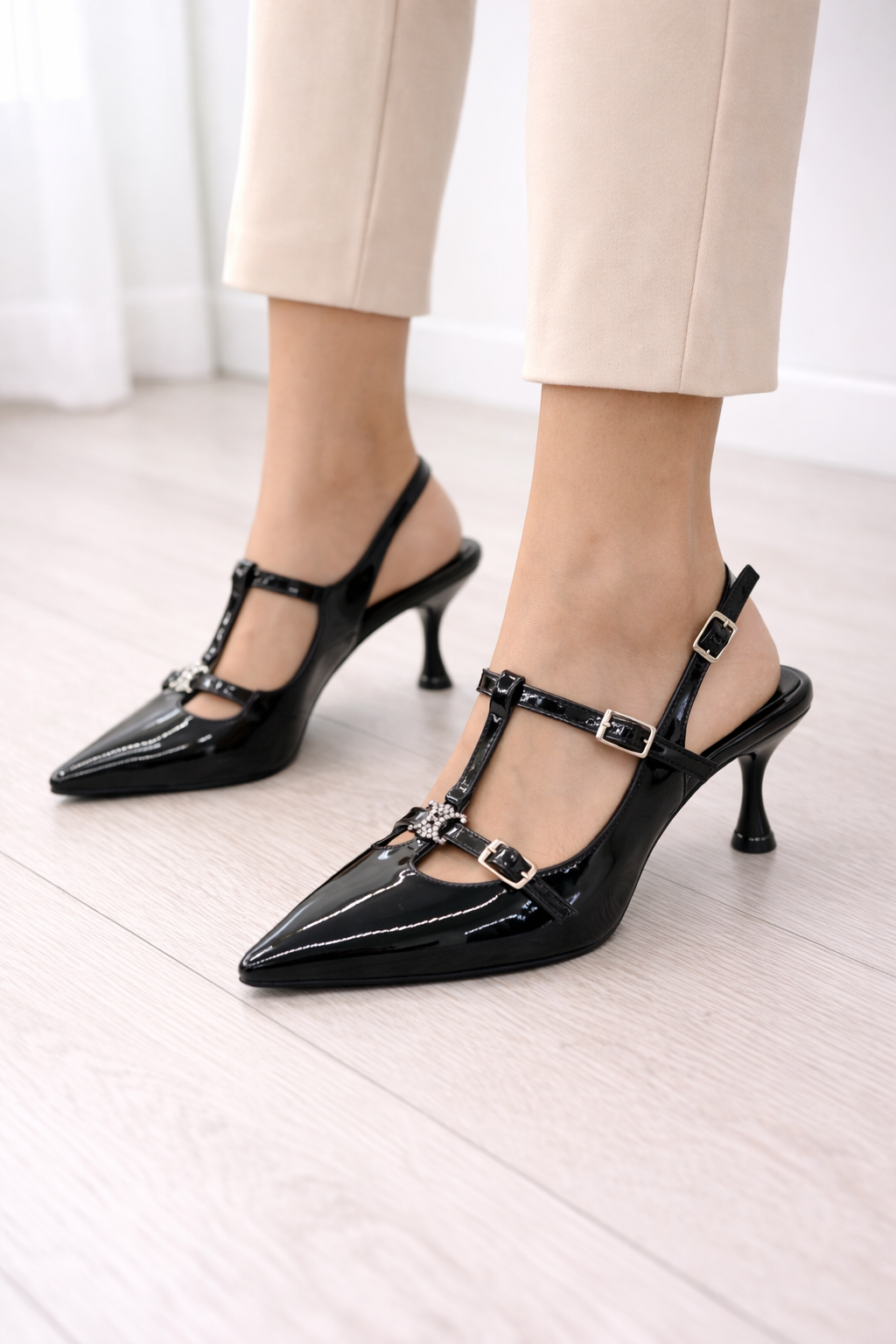 Siyah Rugan T Bantlı Çift Tokalı Topuklu Ayakkabı