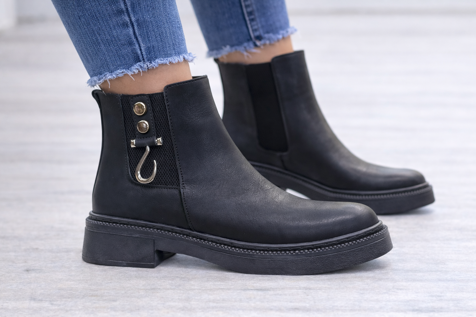 Siyah Metal Kanca Detaylı Kadın Bilek Botu Kalın Taban Yuvarlak Burun