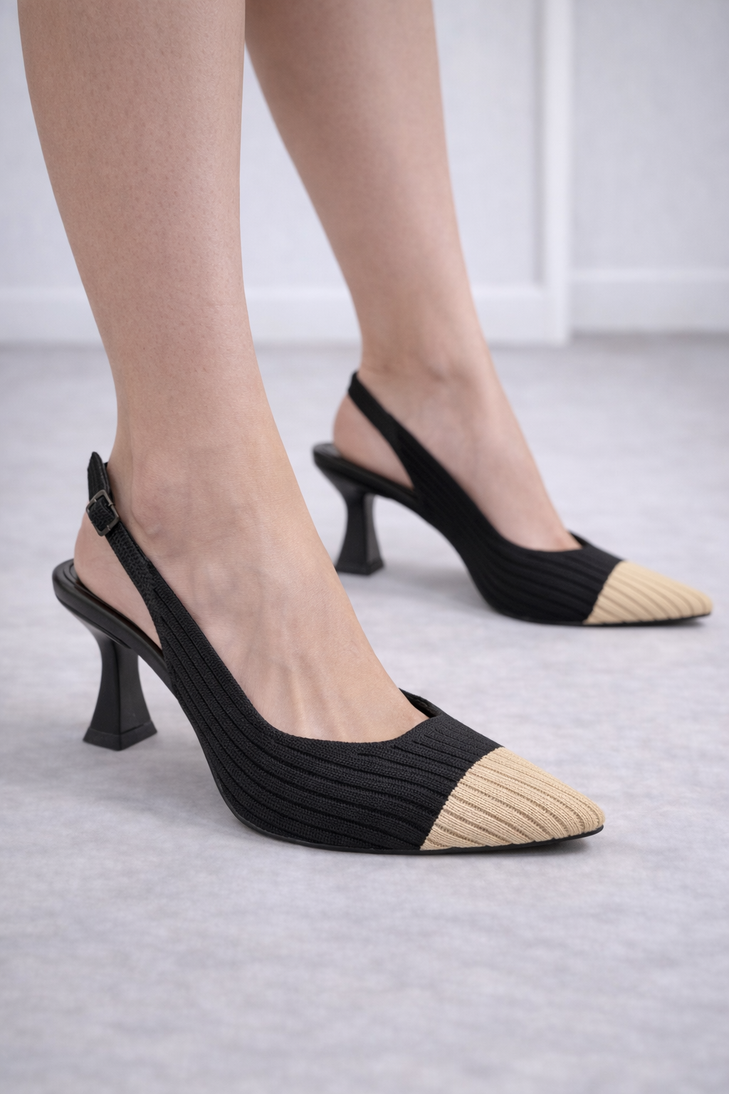 Siyah-Bej Burunlu Örme Slingback Topuklu Ayakkabı